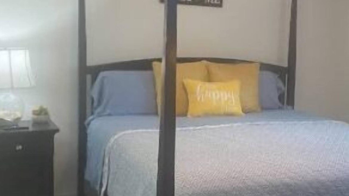 Angleton House | Comfy1-bedroom 1-bath with WiFi and Cable TV in lovely Angleton