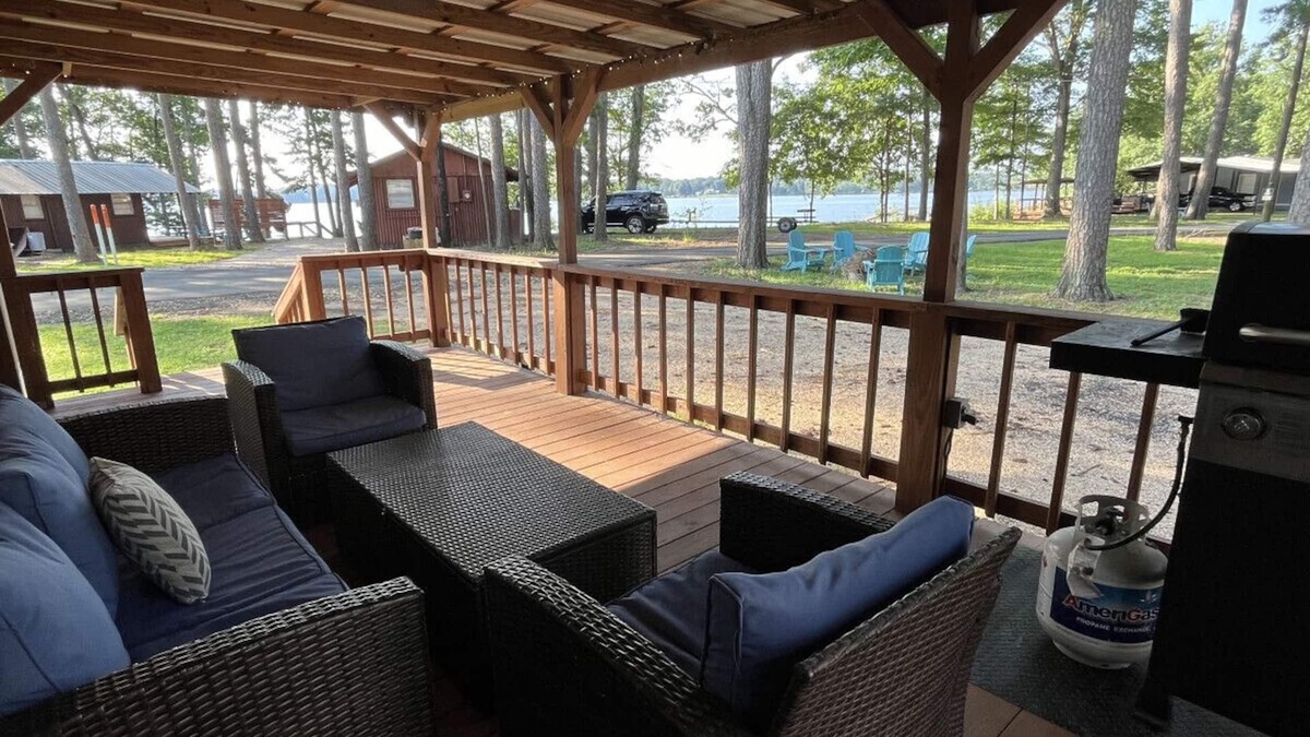 Hemphill House | Commander's Cove Lakeview House on Toledo Bend