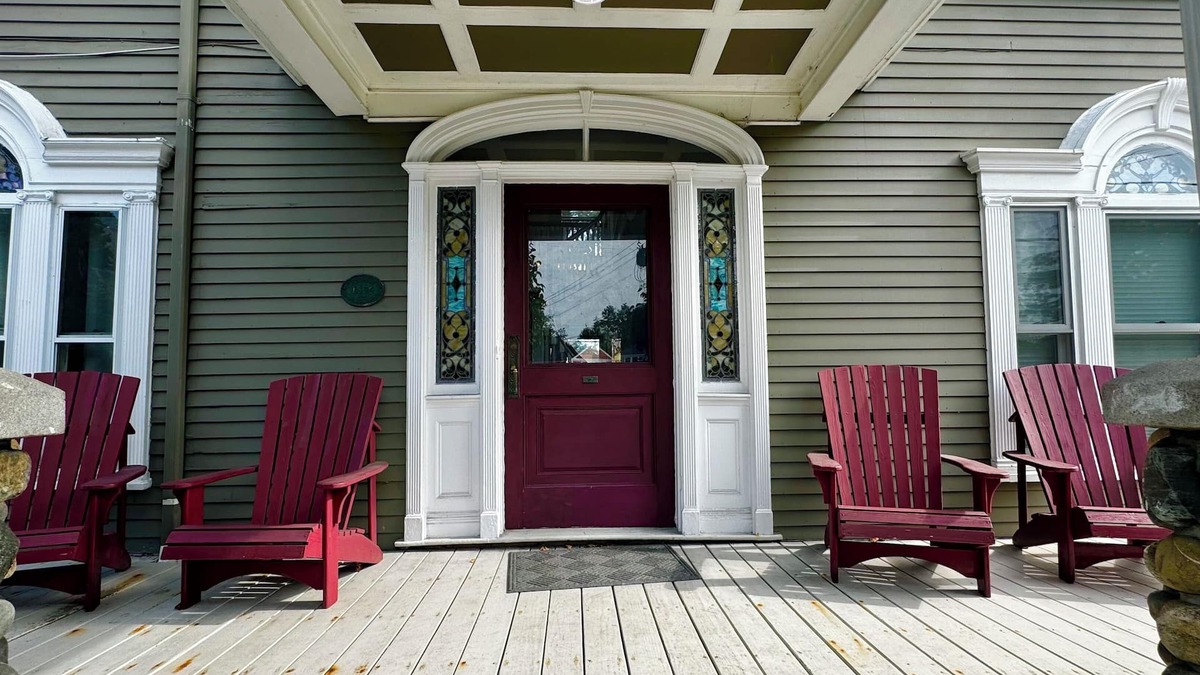 Camden Apartment | Commanders Cabin, quaint apartment steps to downtown Camden and harbor