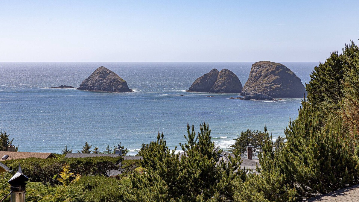 Oceanside House | Commanding Ocean view!