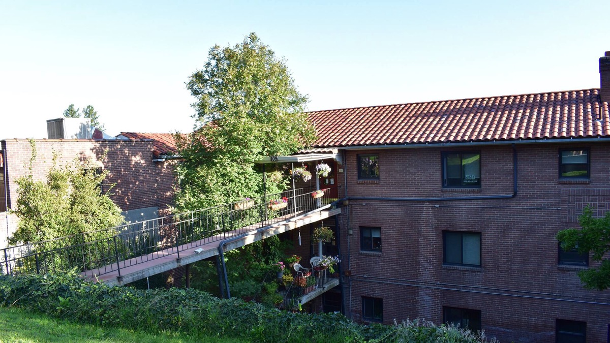 Cliff - Cannon Apartment | Commanding Spokane View From 2 Bedroom Iconic Apt in Historic St John District