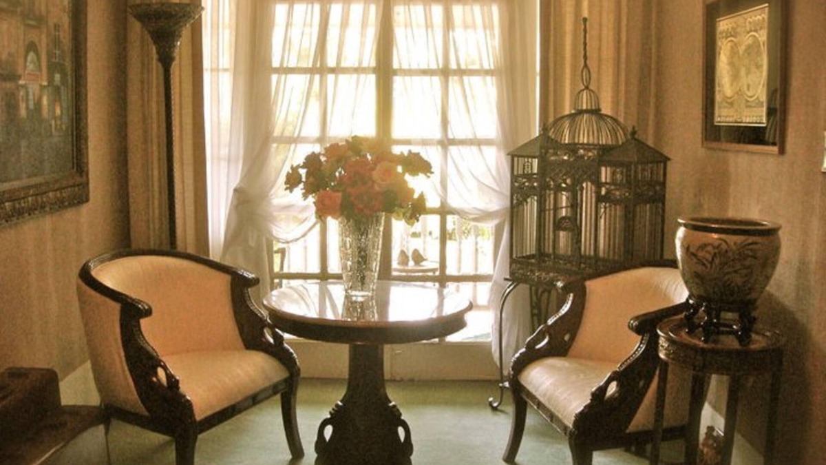 Bainbridge Bed & Breakfast | Commodore Bed & Breakfast / Red Room