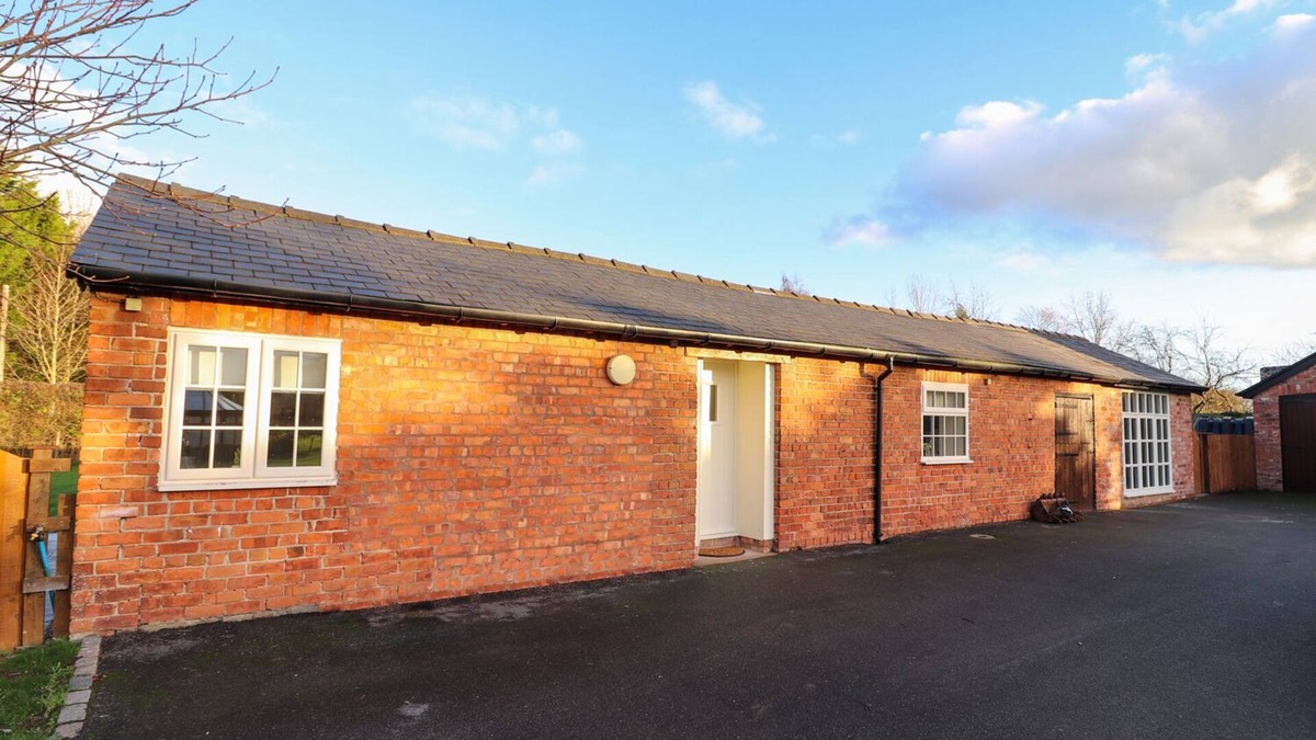 Wrexham House | COMMONWOOD COTTAGE, pet friendly, with a garden in Holt, North Wales