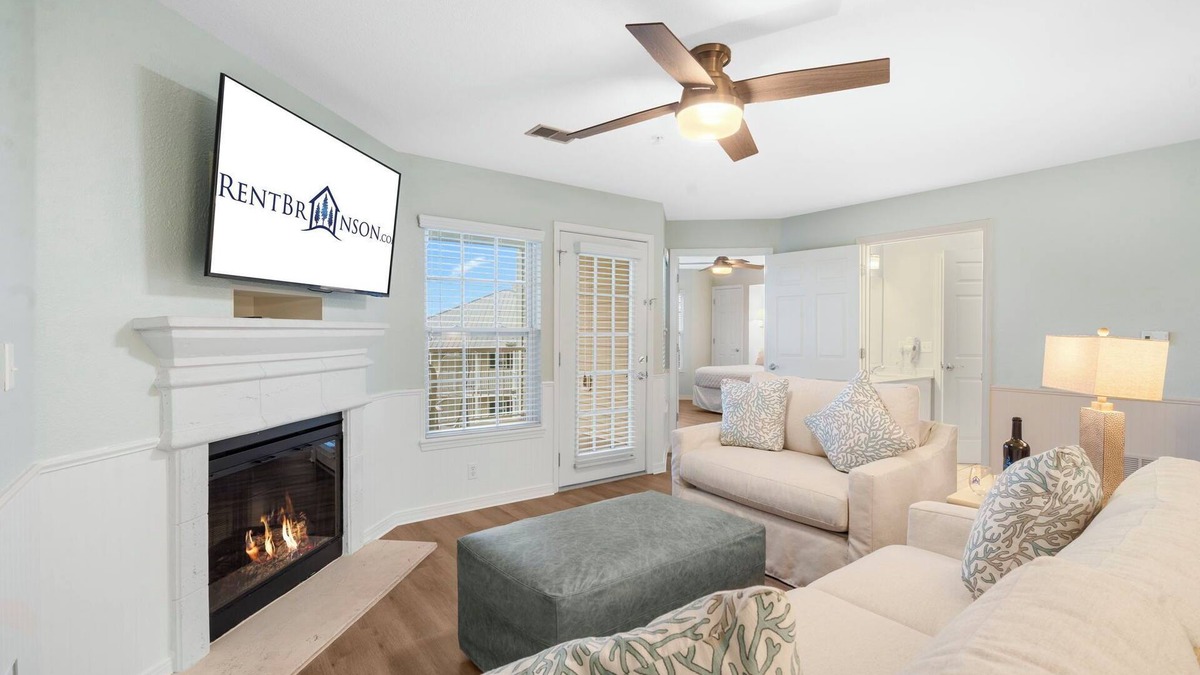 Kimberling City Condo | Community Outdoor Pool-Mini Golf-Table Rock Lake Access-Premium Condo-Free Daily Tickets!