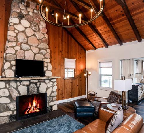 Lake Geneva House | Como Cabin - Action Packed 4 BDR with Guest Home