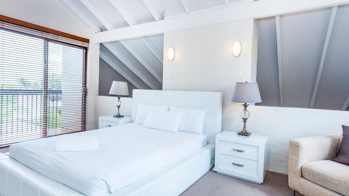 Como Villa | Como Mezzanine Retreat