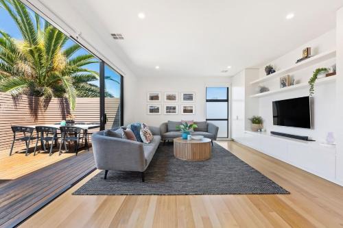 Melbourne House | Como Villa - Family Retreat Close to Beach & Shops