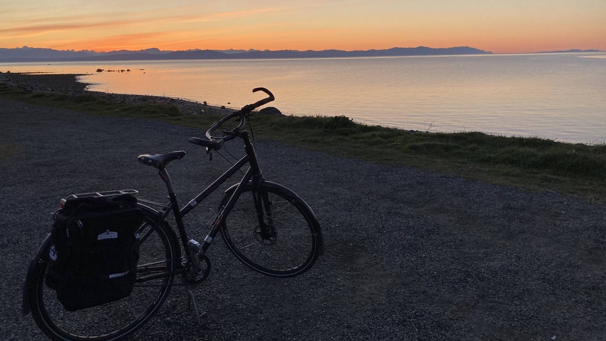 Comox House | Comox Carriage House: 300m to Beach, 40km to ski, 2 Queen Beds, fireplace