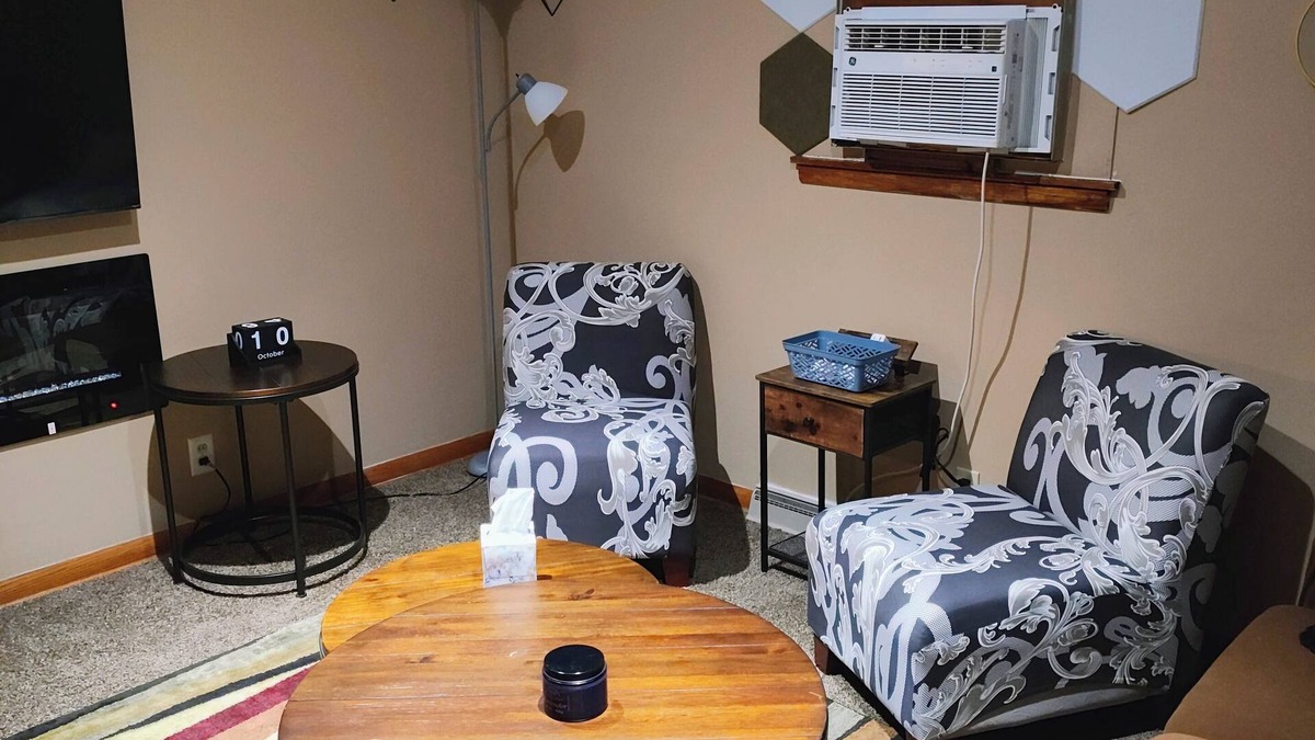 Akron House | Compact, Cozy and Complete 2-bedroom bungalow with WiFi, AC in Akron