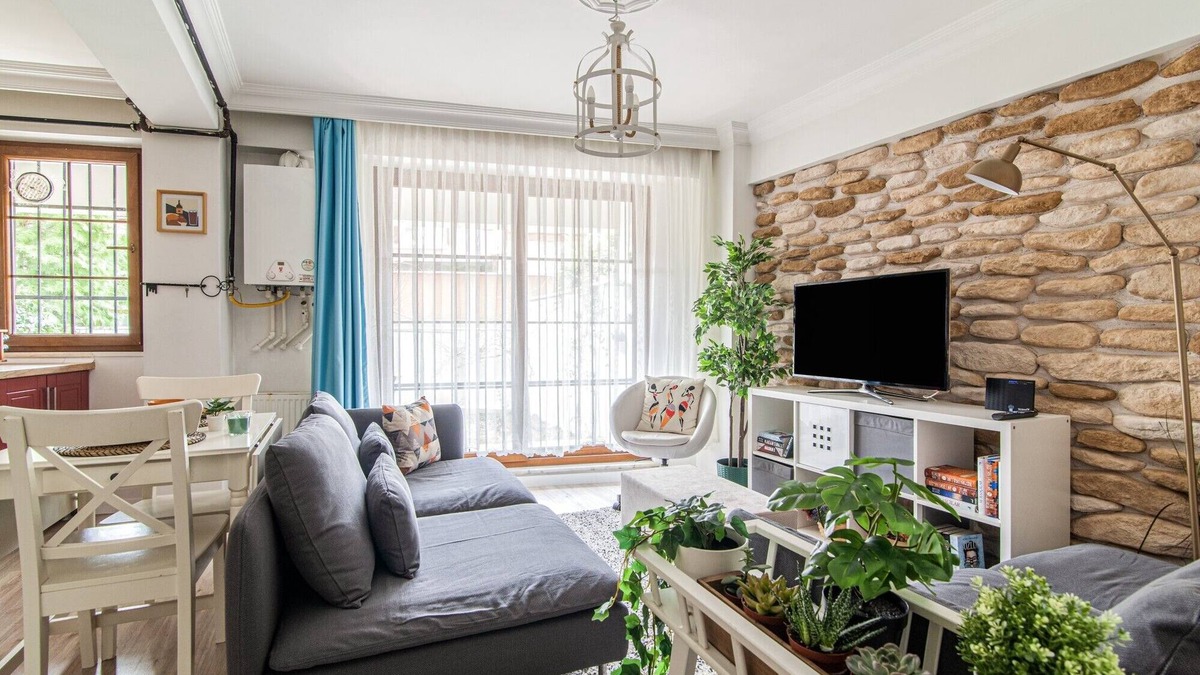 Celiktepe Mahallesi Apartment | Compact Flat w Backyard 6 min to Kanyon Mall