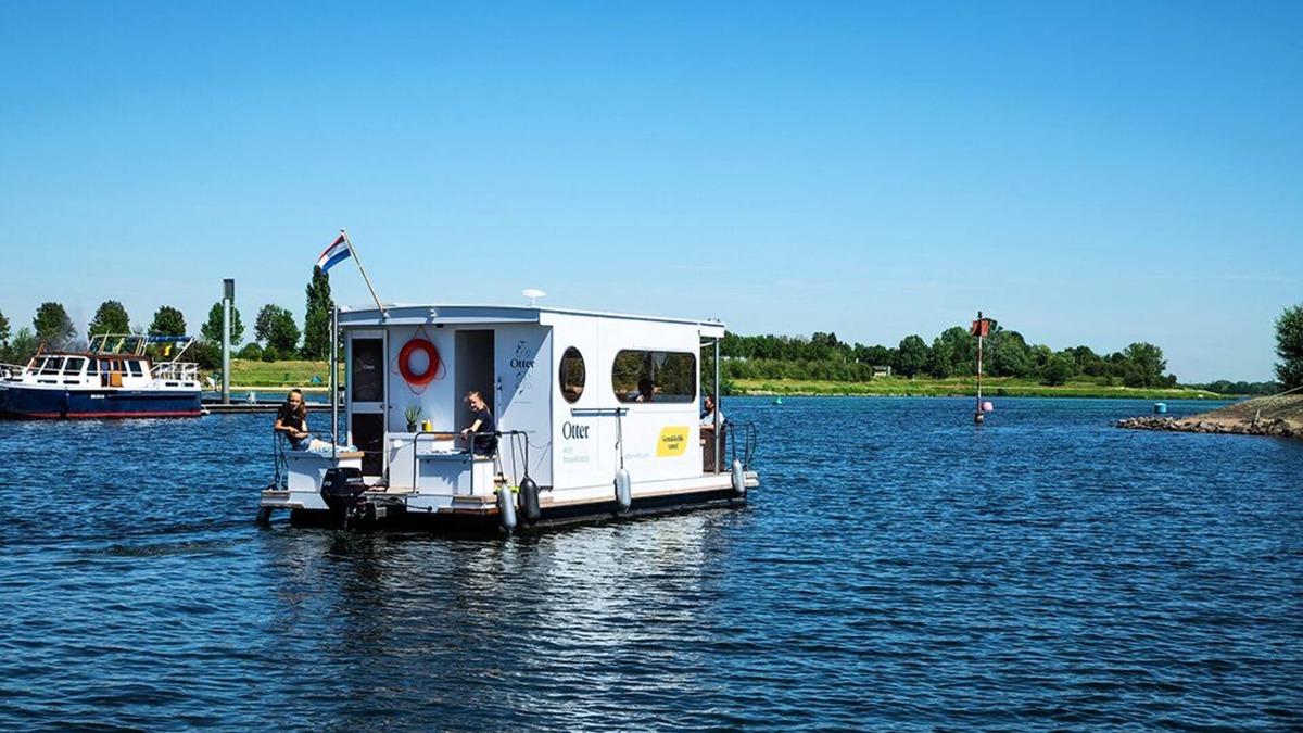 Ophoven Boat Rental | Compact Houseboat sailing and stationary for rent. No boating license required