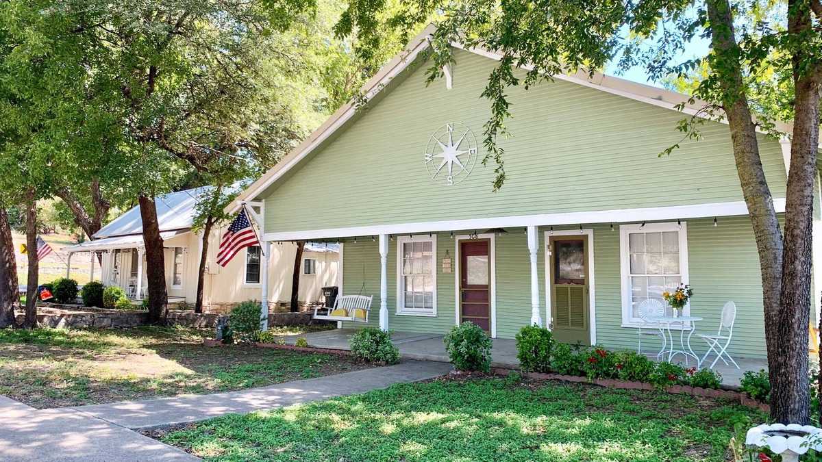Glen Rose Cottage | Compass Cottage in Historic Glen Rose