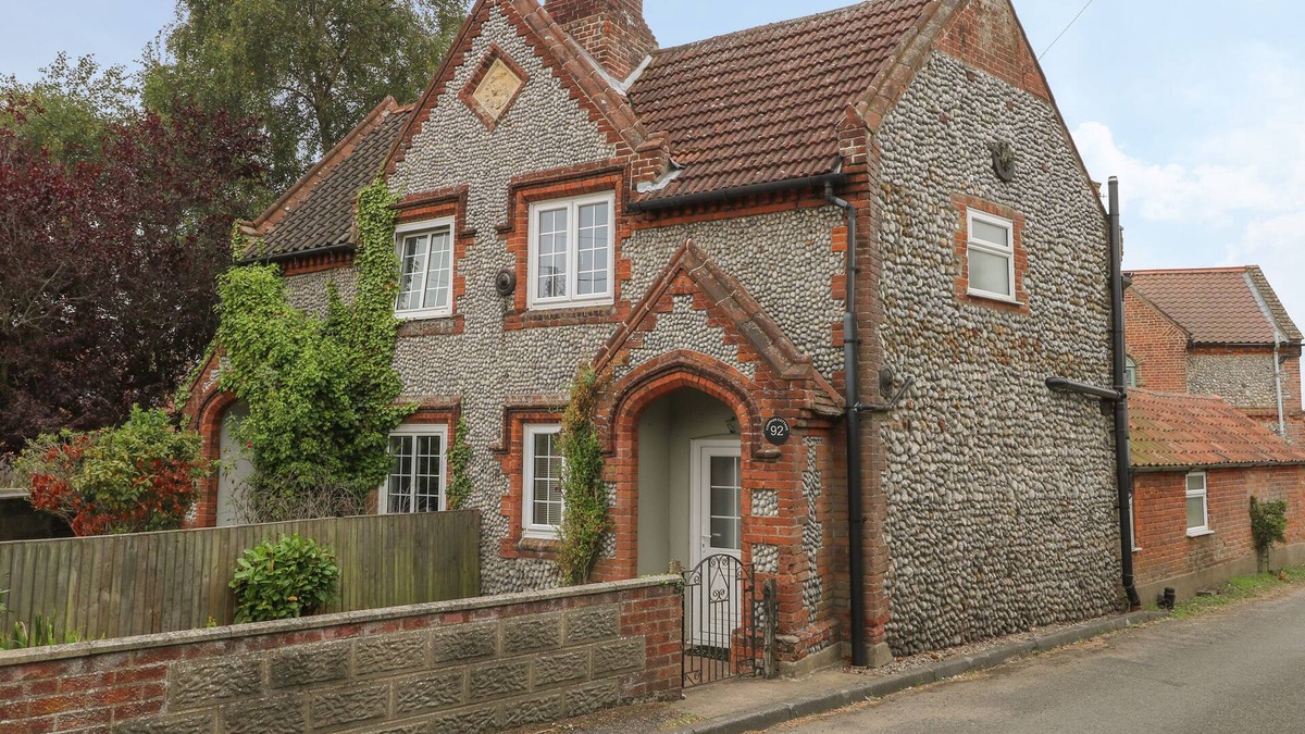 Bodham Cottage | COMPASS COTTAGE, pet friendly, with open fire in Sheringham