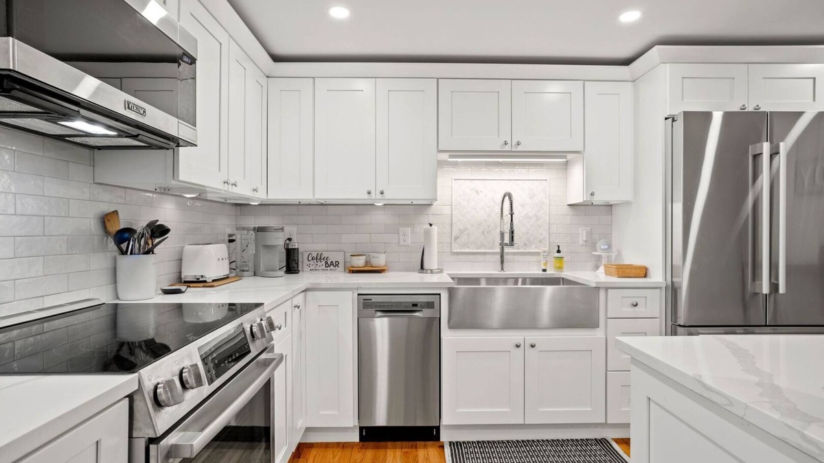 Narragansett House | Compass Rose-Coastal Chic Home Walk to Beach!