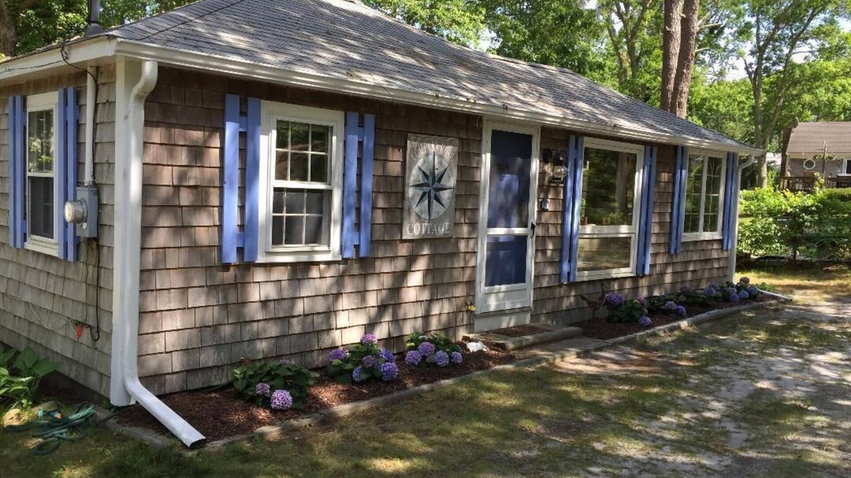 Dennis Cottage | Compass Rose Cottage ★ Steps to Flax Pond & Nature Trails ★ Kayaks