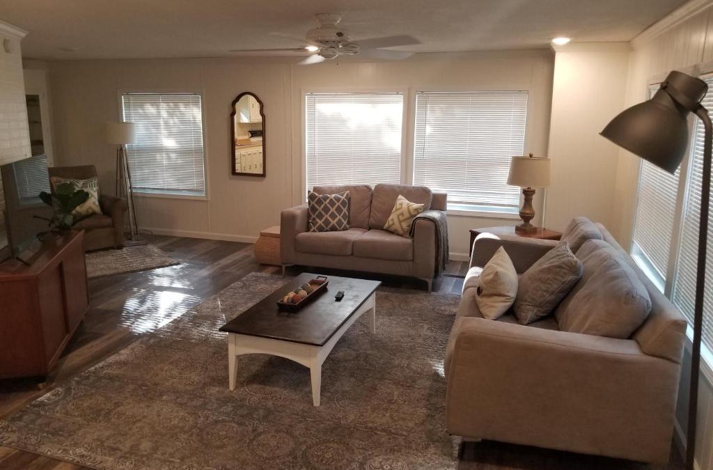 Topeka House | Complete BnB Presents Stylish Newly Renovated Whole Home TKS418