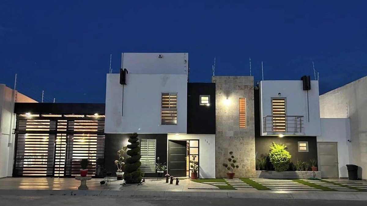 Mineral de la Reforma House | Complete house Paseos de Chavarría 300 M with almost totally roofed spaces.