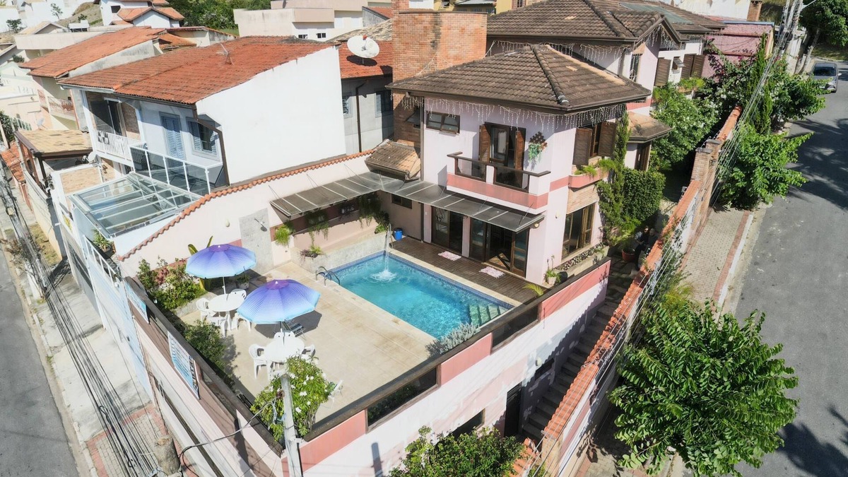 Guararema Villa | Complete house in the center of Guararema with heated pool!