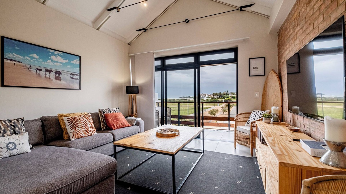 Jeffreys Bay Apartment | Complete, Modern 2 bedroom, 2 bathroom Apartment on the beach
