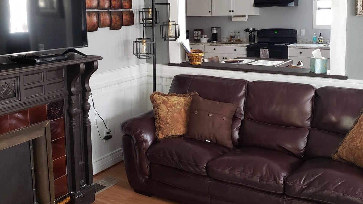 Perry Apartment | Completely remodeled 1 bedroom lower apartment with full kitchen and bath