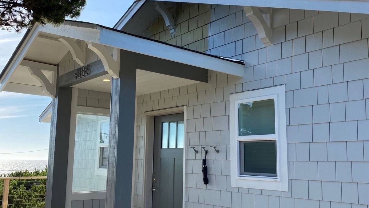 Florence House | Completely remodeled, overlooking Heceta Beach, see and hear the surf.