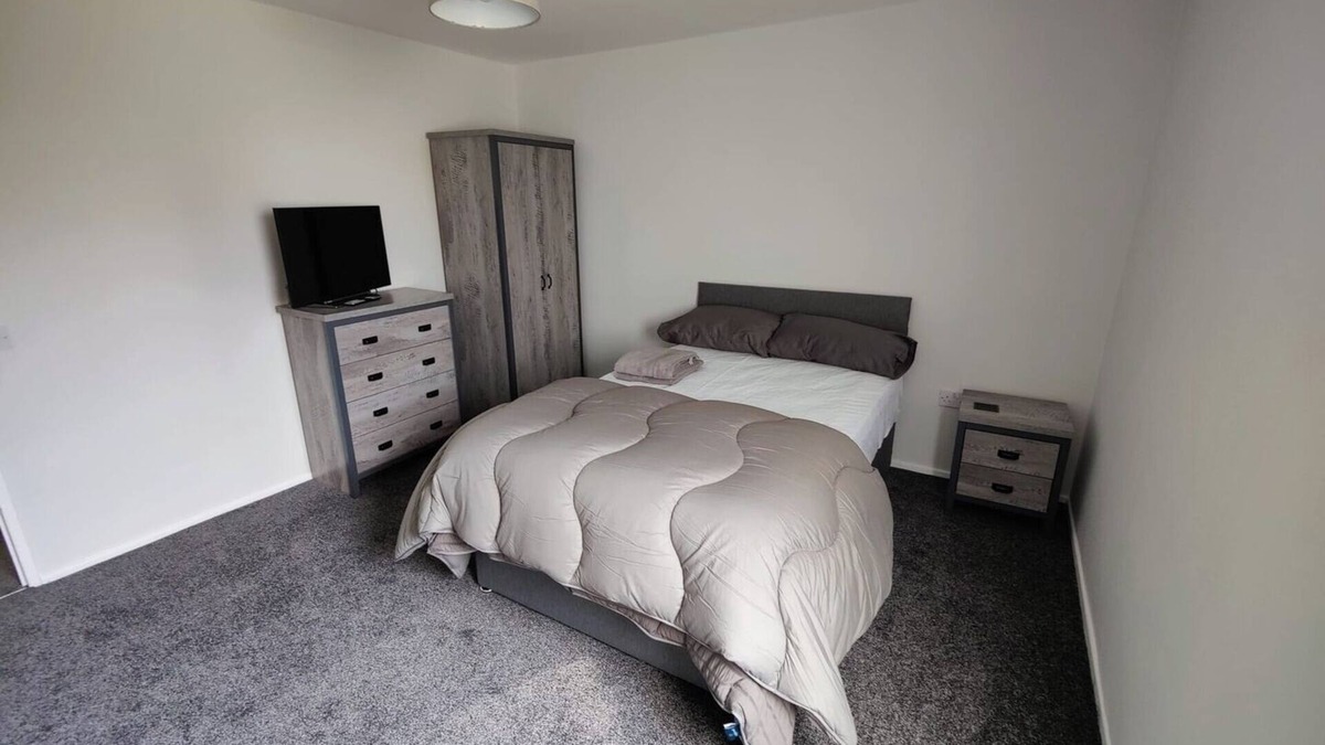 Runcorn House | Completely Renovated House with 4 Double Beds