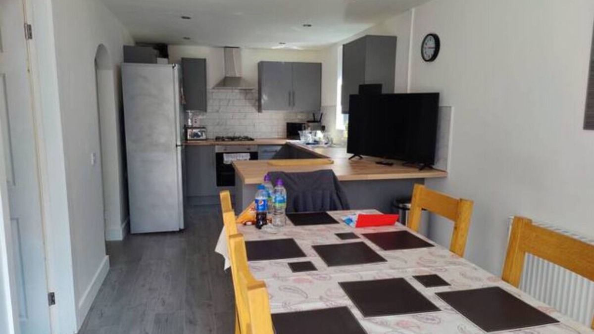 Runcorn House | Completely Renovated House with 4 Double Beds
