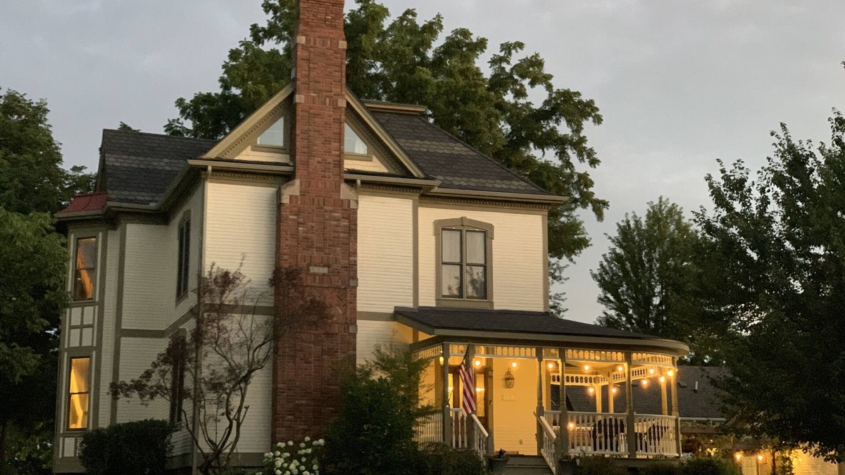 Independence House | Completely restored 1885 Queen Ann style home located next to the temple lot.