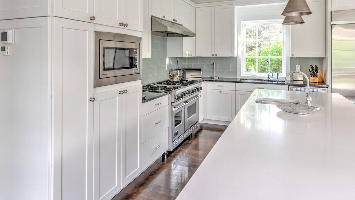 Sagaponack House | Complex located in Sagaponack, walking distance to Wolffer Estate with.