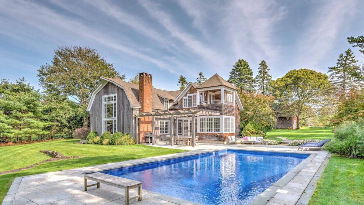 Sagaponack House | Complex located in Sagaponack, walking distance to Wolffer Estate with.