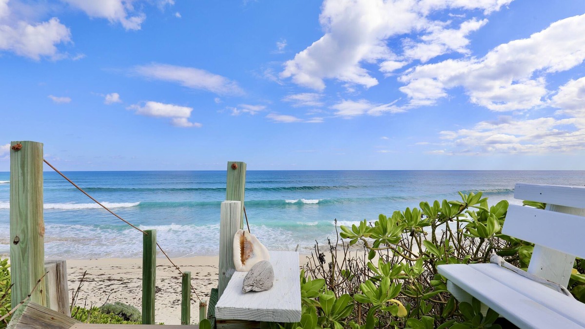 Hope Town House | CONCH QUEST - RIGHT ON THE BEACH AND BEAUTIFUL ATLANTIC OCEAN
