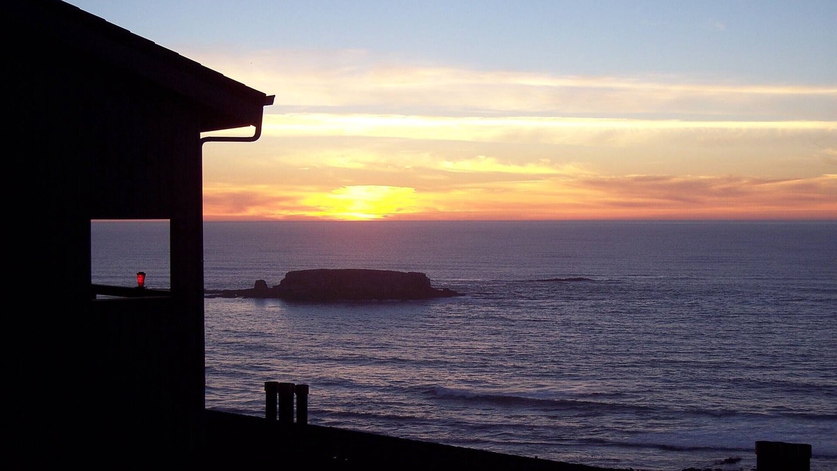 Otter Rock Condo | Condo.1 BR, 2 Bath ocean below!n Come, cozy into our "NEST"n "The Eagles Nest"