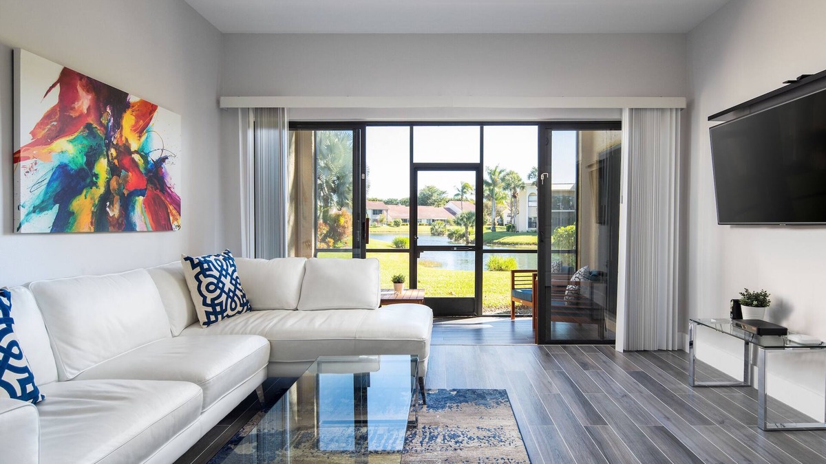 Central Naples Condo | Condo 2 Bedrooms 2 Baths Pool 6 min to Beaches Downtown Restaurants Shopping