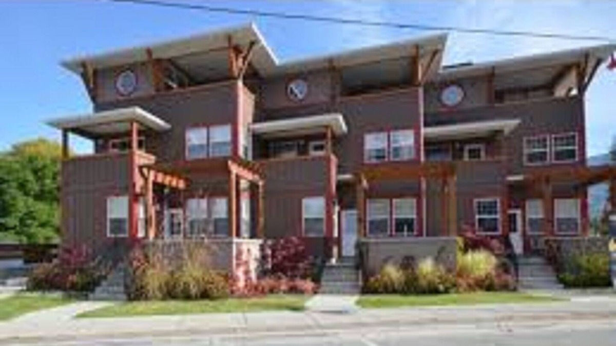 Sicamous House | Condo for Rent w/ Heated Garage in Sicamous, for summer 25 ft boat slip included