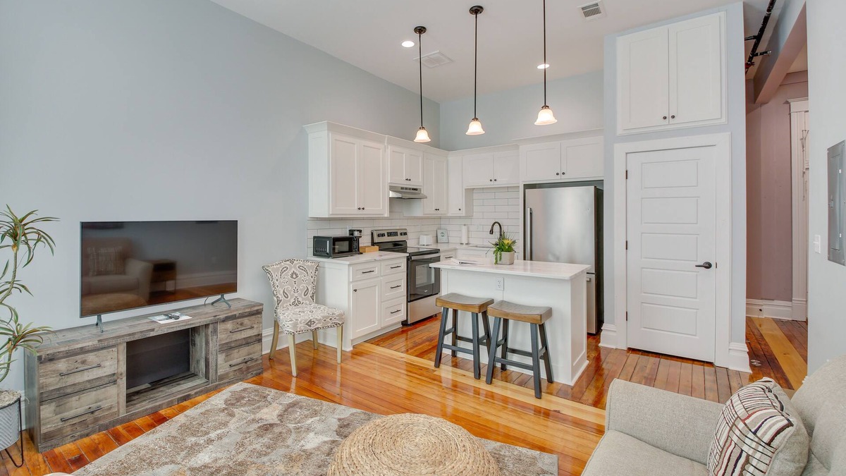 Hot Springs Condo | Condo in Downtown Hot Springs Near Bathhouse Row!