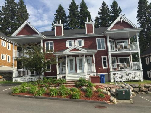 Saint Donat Apartment | Condo Lac Archambault 305