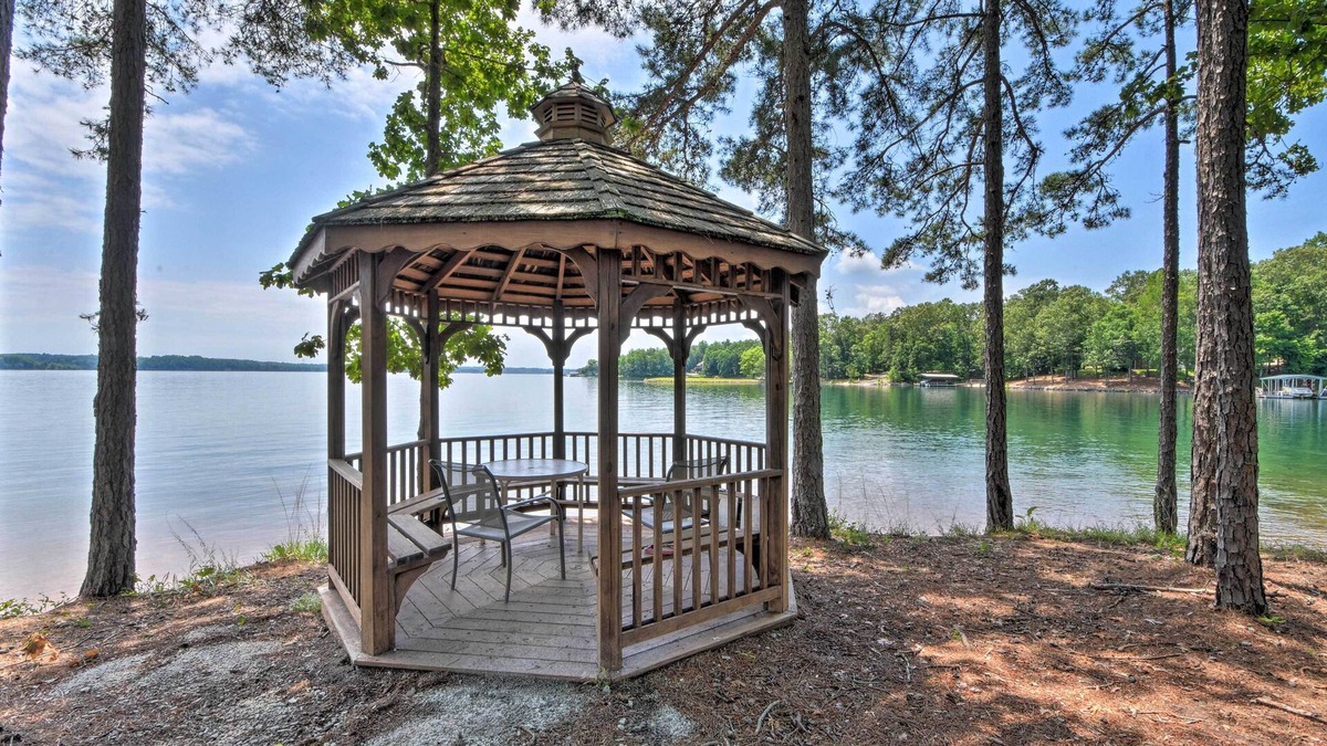Salem Condo | Condo on Lake Keowee w/Resort Amenities & Pool!