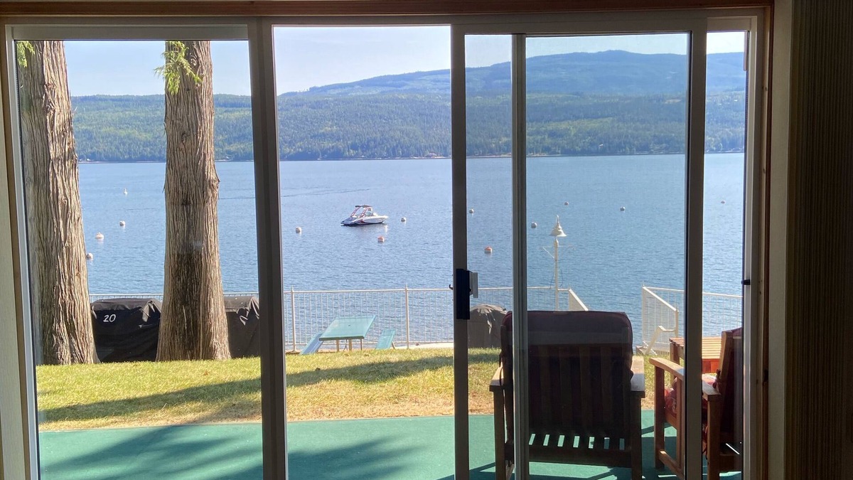 Anglemont Condo | Condo on the Shuswap lake! Nice 2 bedr 1 bth condo, waterfront and Boat tie!