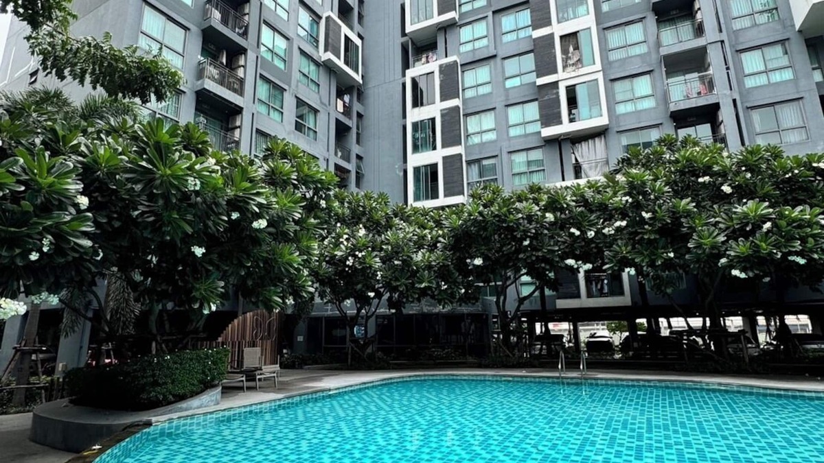 Ramkhamhaeng Apartment | Condo pool gym wifi big shopping mall boat train bus 5 min by walk night market