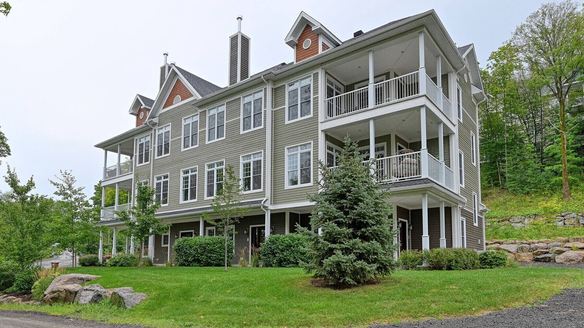 Bromont Condo | Condo ski in ski out and bike in/out. Direct access to C1