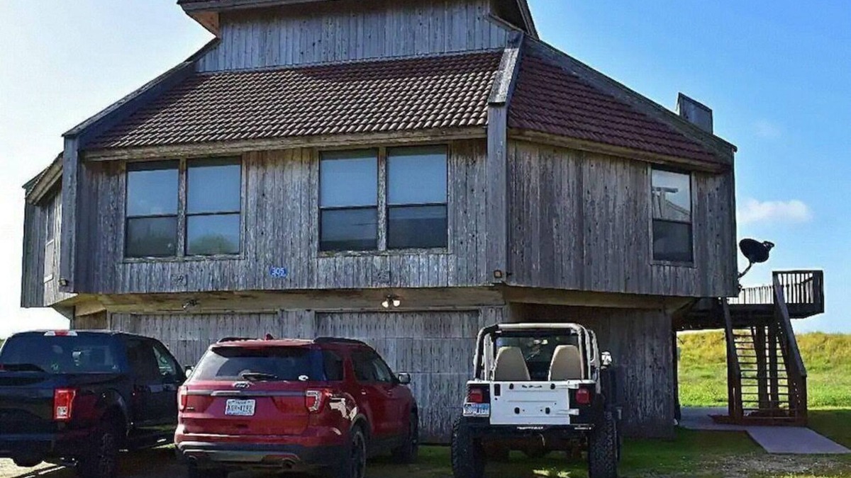 Matagorda Condo | Condo with amazing porch overlooking the beach