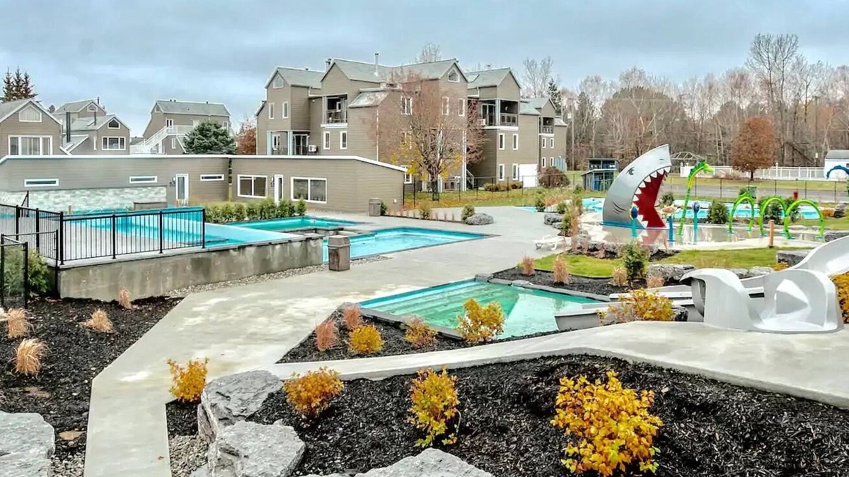 Beaupre Condo | Condo with AQUATIC PARK🐬 near Mont Saint-Anne