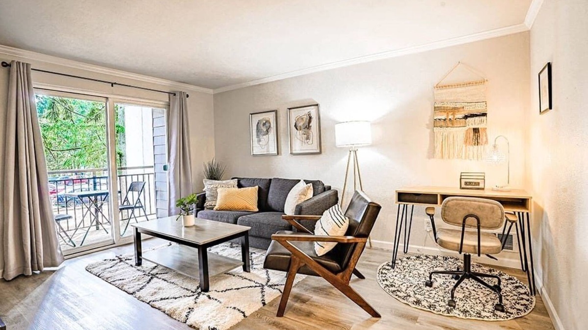 Bridle Trails Condo | Condo with king bed, walk to Microsoft, park