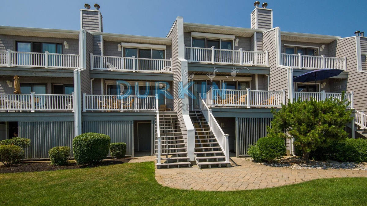 Eastward Look House | Condo with ocean views across the street from the beach
