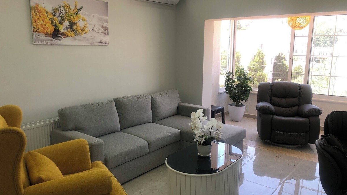 Suwailih Condo | condo with WiFi, AC near the Royal Palace, in the Royal Hills area of Al hummer