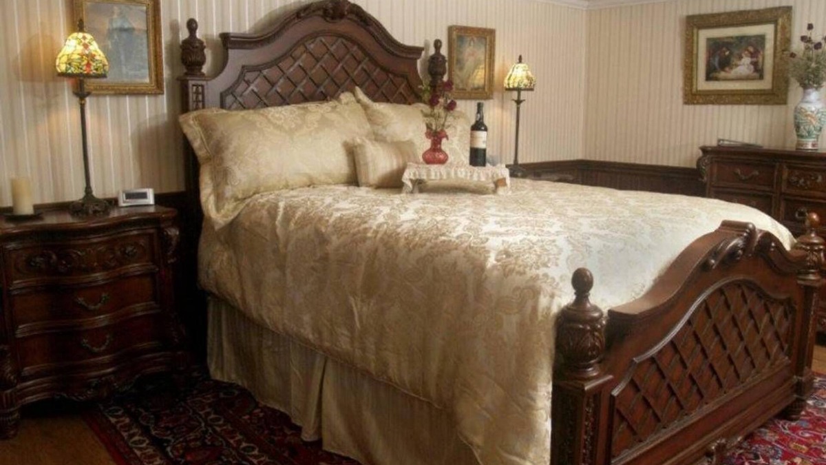 Russell Bed & Breakfast | Conewango Room at Carousel Bed and Breakfast