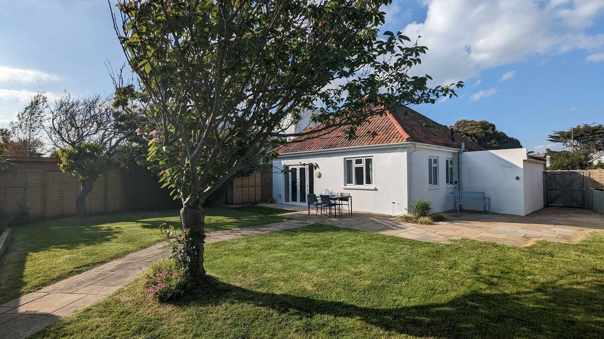 East Wittering Cottage | Coney Six - East Wittering - a family house that sleeps 4 guests in 2 bedrooms