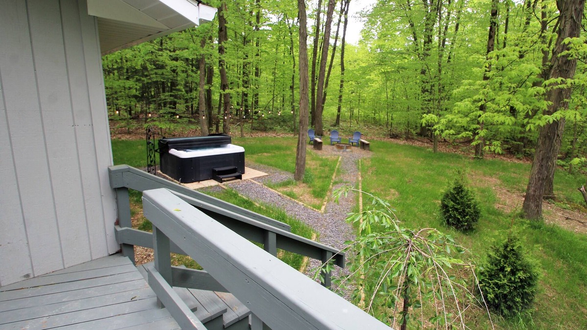Conneaut Lakeshore Cottage | Conneaut Getaway - with hot tub and rustic fire pit