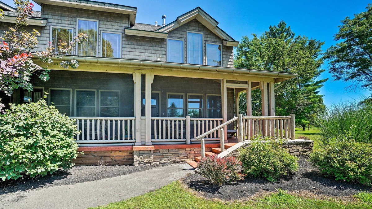 Conneaut Lakeshore House | Conneaut Lake Home with Yard, 1/2 Mi to Beach/Park