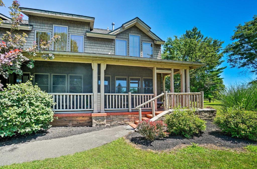 Conneaut Lakeshore House | Conneaut Lake Home with Yard, half Mi to BeachandPark